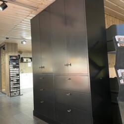 Stort garderobeskap med garderobestang og skuffer