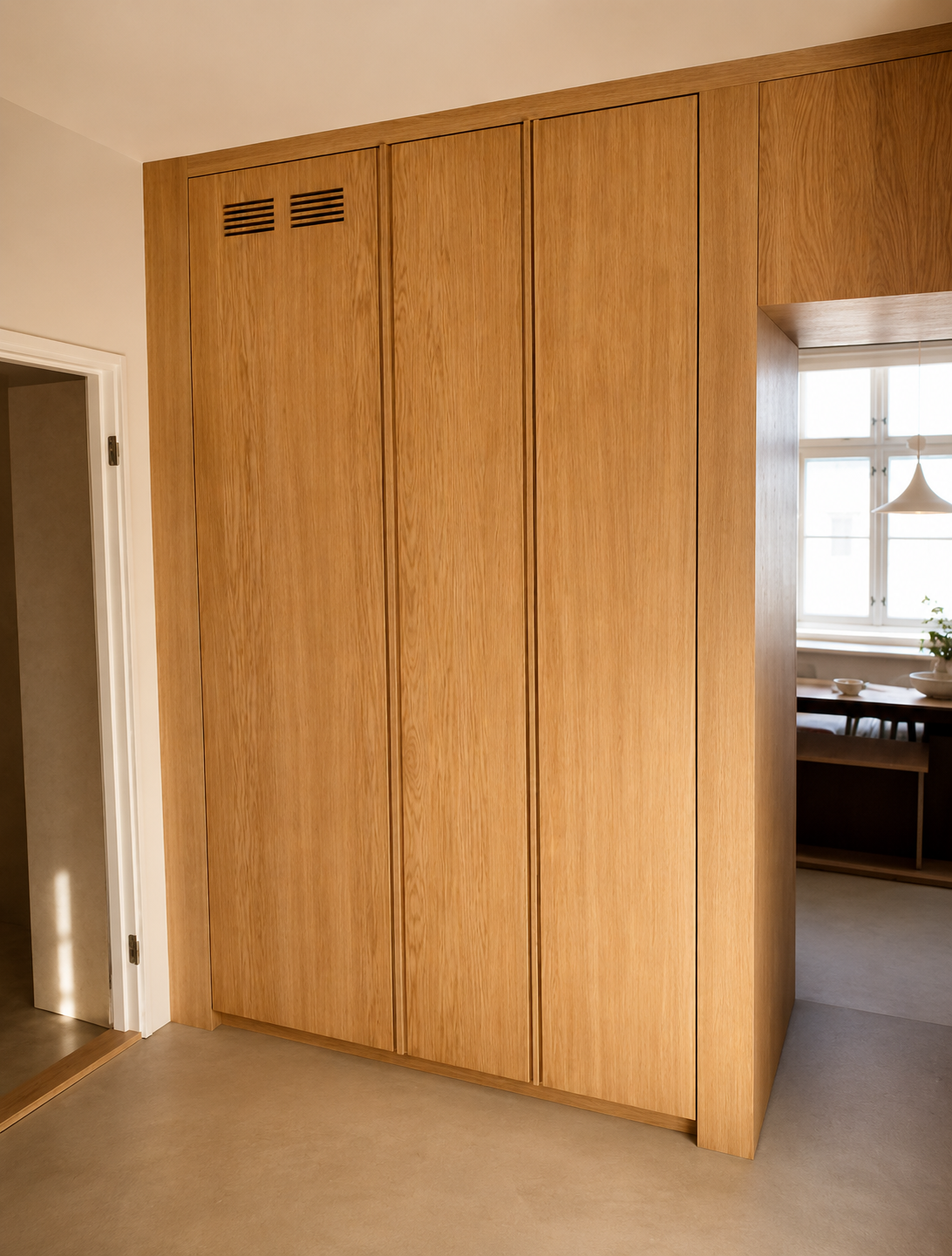 Garderobe i eik